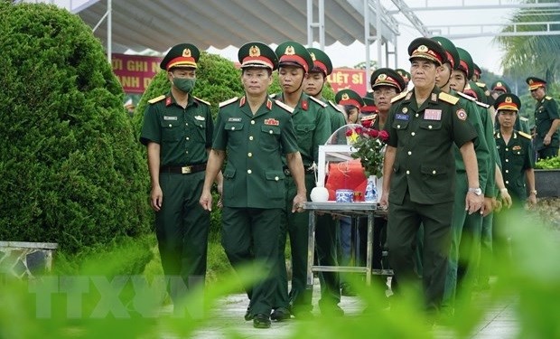 At a ceremony to commemorate and lay the remains of six Vietnamese volunteer soldiers who died in Laos to rest at Tong Khao Martyrs Cemetery in Thanh Nua commune, Dien Bien district, Dien Bien province (Photo: VNA)