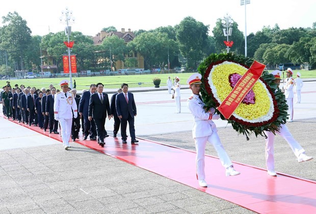 Party and State leaders pay tribute to President Ho Chi Minh at the mausoleum in Hanoi on July 27. (Photo: VNA)