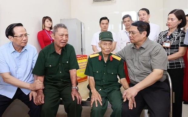 Prime Minister Pham Minh Chinh (right) visits sick soldiers and war invalids at the Nho Quan nursing centre in Ninh Binh province. (Photo: VNA)