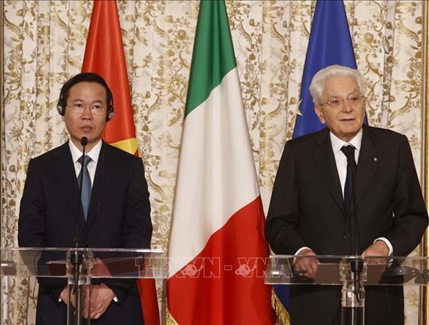 President Vo Van Thuong (L) and Italian President Sergio Mattarella co-chair the press conference. (Photo: VNA)