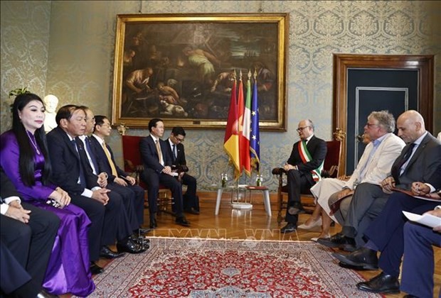 An overview of the meeting between President Vo Van Thuong and Mayor of Rome Roberto Gualtieri on July 26. (Photo: VNA)