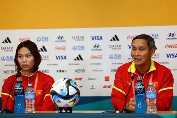 Head coach Mai Duc Chung (R) at the press conference. (Photo: Reuters)