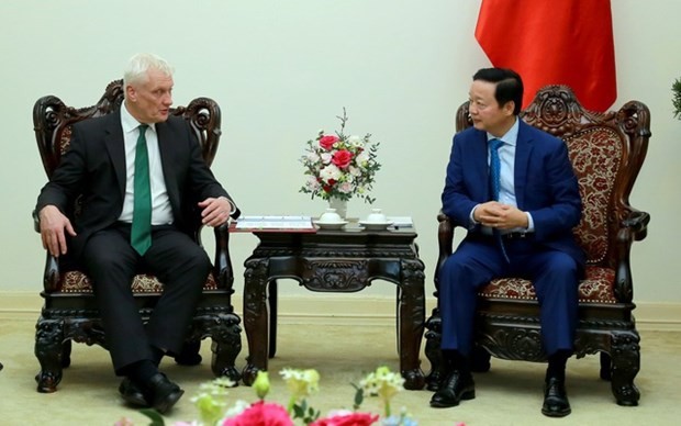 Deputy Prime Minister Tran Hong Ha (R) and UK Minister of State for Energy Security and Net Zero Graham Stuart at their meeting in Hanoi on July 31.(Photo: VNA)