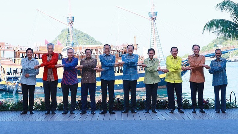 Vietnamese PM Pham Minh Chinh (fourth from left) and other ASEAN leaders pose for a group photo at the 42nd ASEAN Summit in Labuan Bajo town of Indonesia. (Photo: Duong Giang)