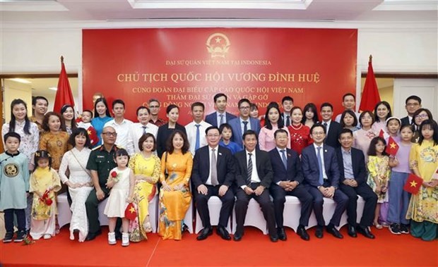 National Assembly (NA) Chairman Vuong Dinh Hue on August 8 meets officials of the Vietnamese Embassy in Tehran and the Vietnamese community in Iran (Photo: VNA)