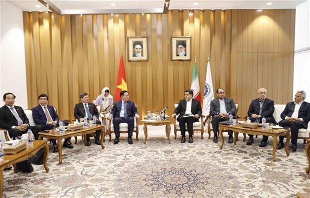 Centre: Chairman of the National Assembly Vuong Dinh Hue (L) receives a business delegation led by Hossein Selahvarzi, President of the Iran Chamber of Commerce, Industries, Mines and Agriculture (R) on August 9. (Photo: VNA)