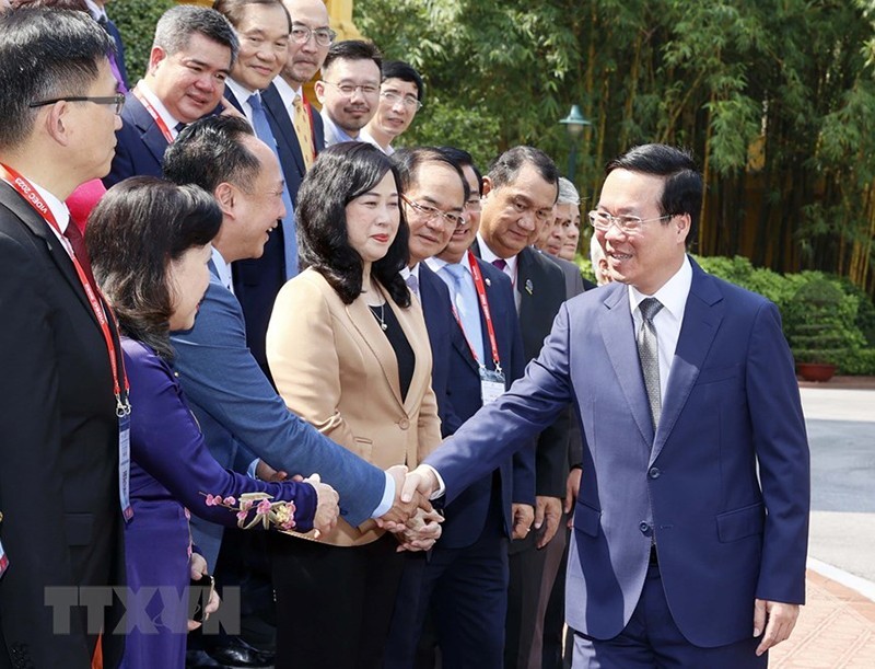 President Vo Van Thuong is with Vietnamese and foreign professors, scientists and experts, who are in Hanoi to attend the ongoing Vietnam International Dental Exhibition & Congress 2023 (VIDEC 2023). (Photo: VNA)