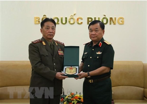 Deputy Minister of National Defence Lieut. Sen. Gen. Hoang Xuan Chien (R) presents a souvenir to Colonel Kim Myong Chol, Defence Attaché of the Democratic People’s Republic of Korea (DPRK). (Photo: VNA)