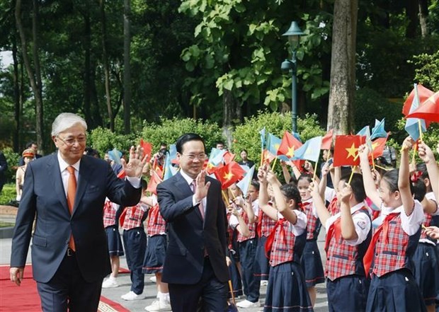President Vo Van Thuong (R) and his Kazakh counterpart Kassym - Jomart Tokayev in Hanoi on August 21. (Photo: VNA)