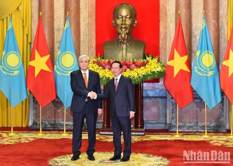 Vietnamese, Kazakh Presidents seek measures to forge cooperation