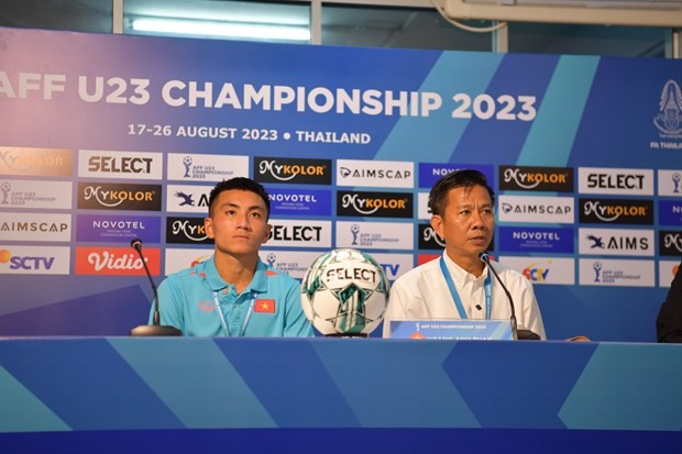 Coach Hoang Anh Tuan (right) and midfielder Minh Quang at the press conference. (Photo: VNA)