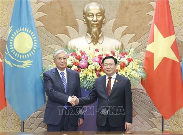 National Assembly Chairman Vuong Dinh Hue (R) and visiting Kazakh President Kassym-Jomart Tokayev at their meeting in Hanoi on August 21. (Photo: VNA)