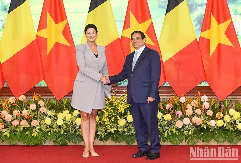 Prime Minister Pham Minh Chinh (R) and President of the Belgian Senate Stéphanie D'Hose (Photo: NDO)