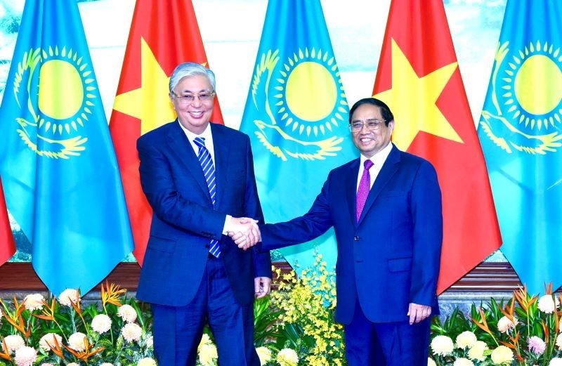 Prime Minister Pham Minh Chinh (R) and visiting Kazakh President Kassym-Jomart Tokayev at their meeting in Hanoi on August 21. (Photo: NDO/Tran Hai)