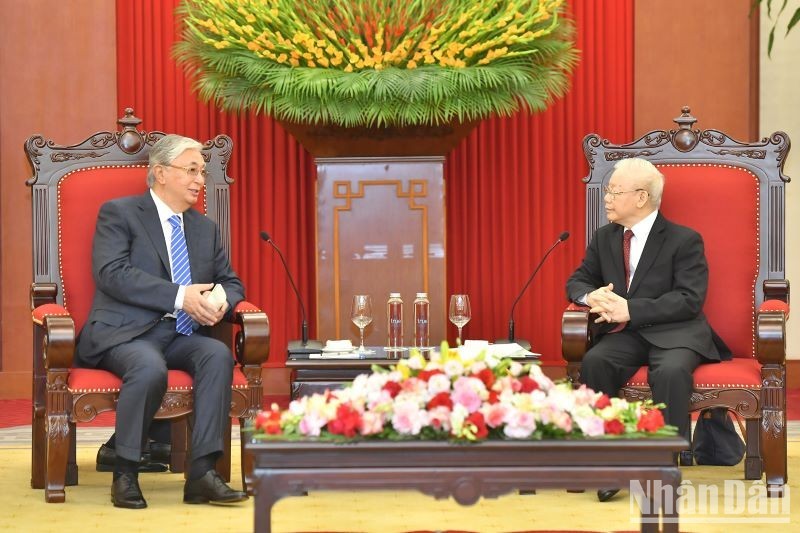 Party General Secretary Nguyen Phu Trong (R) and Kazakh President Kassym-Jomart Tokayev (Photo: NDO/Dang Khoa)