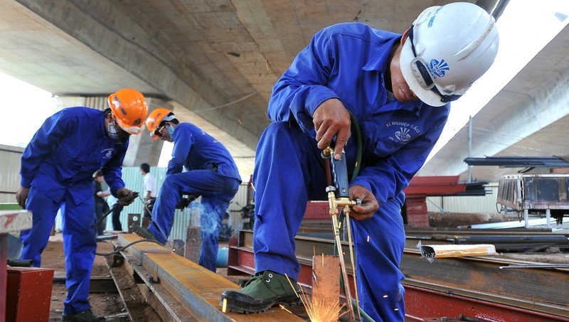 Workers construct items at a traffic project in Hanoi. (Photo: Nguyen Dang)