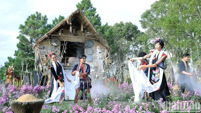 The event organised by the People’s Committee of Da Lat City and Vietnam Silk House Company Limited, aimed to celebrate the 130th anniversary of Da Lat’s formation and development (1893-2023).