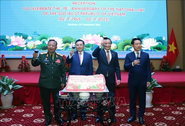 Ambassador Nguyen Ba Hung (second from right) and Lao high-ranking officials congratulate Vietnam's National Day (Photo: VNA)