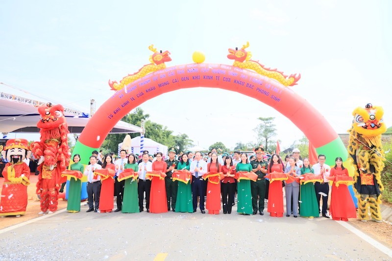 Delegates cut the ribbon to inaugurate the project to upgrade provincial road No. 341, connecting the two border gates of Quang Ninh.