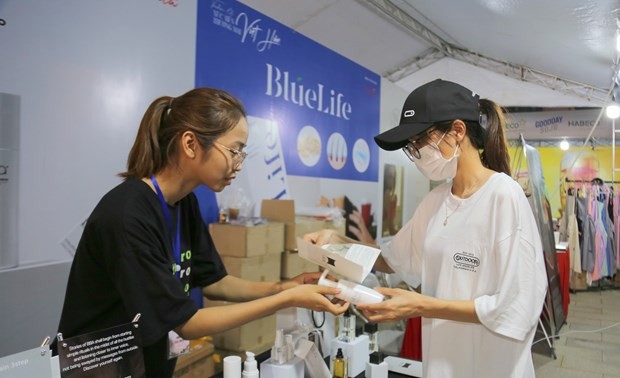 Cosmetics from the RoK introduced to a visitor to the Vietnam - RoK trade promotion week in Hai Phong city. (Photo: VNA)