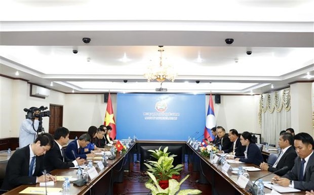 The meeting between Vietnamese Deputy Foreign Minister Le Thi Thu Hang and her Lao counterpart Tinh Souksan in Vientiane on September 7. (Photo: VNA)