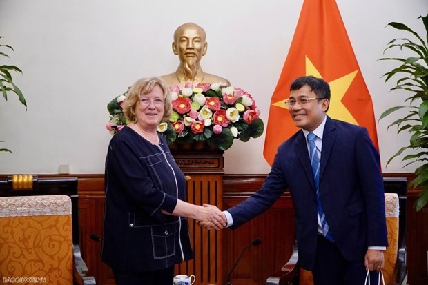 Deputy Minister of Foreign Affairs Nguyen Minh Vu on September 7 receives a delegation from the French Senate led by Chairwoman of the Senate's Social Affairs Committee and Chairwoman of the France-Vietnam Friendship Parliamentarians’ Group of the Senate Catherine Deroche. (Photo: baoquocte.vn)