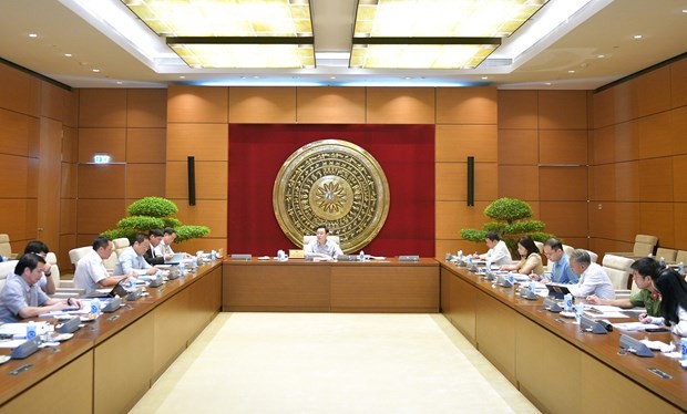 National Assembly Chairman Vuong Dinh Hue works with the organising committee of the 9th Global Conference of Young Parliamentarians. (Photo: VNA)