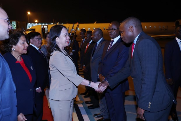 Vietnamese Vice President Vo Thi Anh Xuan (left) and her entourage arrive in Maputo on September 10 evening (local time). (Photo: VNA)
