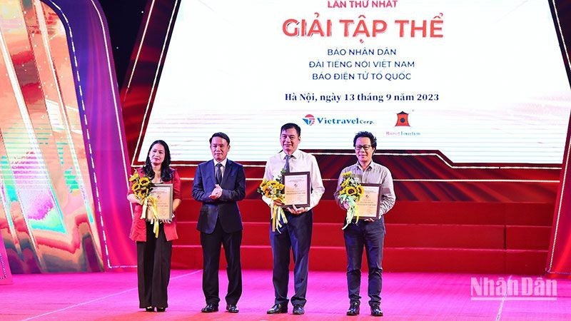 Nhan Dan (People) Newspaper receives the collective award.