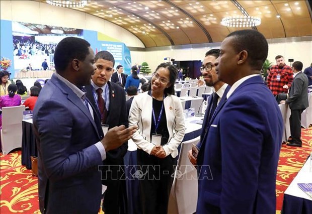 Delegates exchange ideas on the sideline of the event. (Photo: VNA)