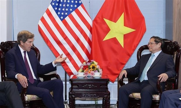 Prime Minister Pham Minh Chinh (R) and US Special Presidential Envoy for Climate John Kerry (Photo: VNA)