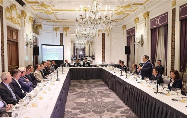 Prime Minister Pham Minh Chinh has a seminar and a working dinner with leaders of multinational businesses and leading US investment funds in New York on September 21 (local time) (Photo: VNA)