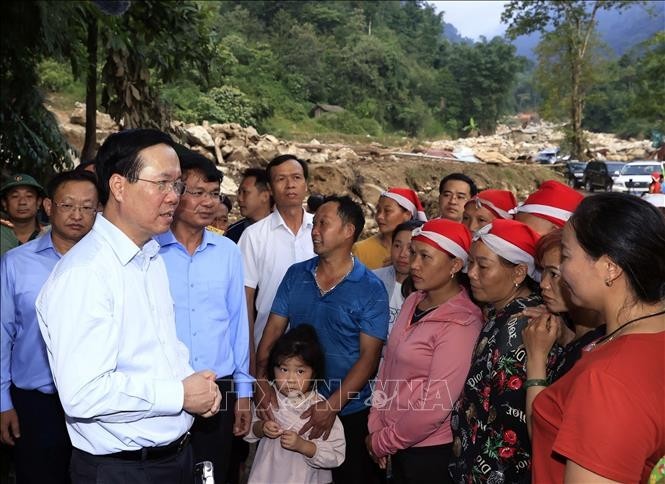 President Vo Van Thuong visits families affected by flash flood in Lao Cai province. (Photo: VNA)