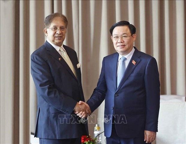 Chairman of the Vietnamese National Assembly (NA) Vuong Dinh Hue (R) and President of the Bangladesh-Vietnam Friendship Society (BVFS) Shamsher M. Chowdhury. (Photo: VNA)