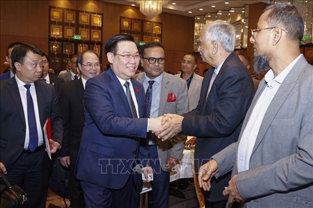 Chairman of the Vietnamese National Assembly Vuong Dinh Hue (second, left) and delegates attend the forum. (Photo: VNA) 