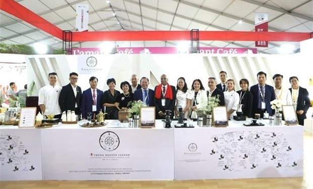 Vietnamese and Indian officials and representatives from Vietnamese coffee enterprises are at Vietnamese pavilion at the 5th WCC in India. (Photo: VNA)