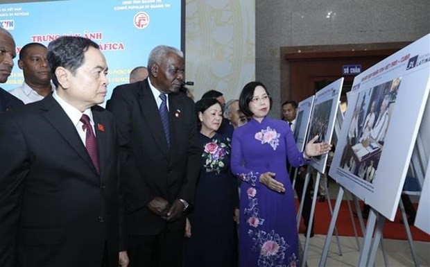 General Director of the Vietnam News Agency (VNA) Vu Viet Trang introduces to the delegates 50 precious documentary photos of VNA and Prensa Latina at the exhibition (Photo: VNA)