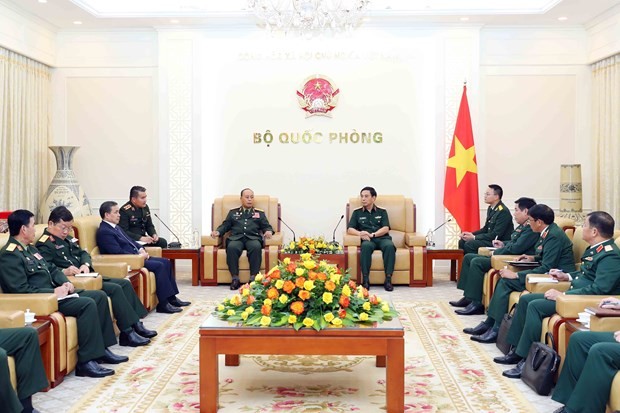 At the meeting between Minister of National Defence Gen. Phan Van Giang (R) and Sen. Lieut. Gen. Thongloi Silivong, Deputy Minister of National Defence and Chairman of the Lao People’s Army (LPA)’s General Department of Politics, in Hanoi on September 26. (Photo: VNA)