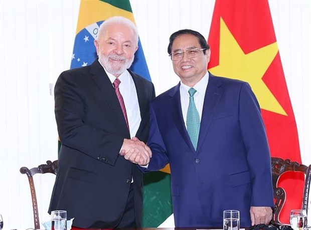 Vietnamese PM Pham Minh Chinh (R) and Brazilian President Luiz Inacio Lula da Silva meet in Brasilia on September 25. (Photo: VNA)