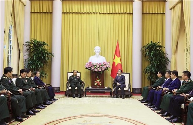 At the meeting between Vietnamese President Vo Van Thuong (R) and Sen. Lieut. Gen. Thongloi Silivong, Deputy Minister of National Defence and Chairman of the Lao People’s Army (LPA)’s General Department of Politics. (Photo: VNA)