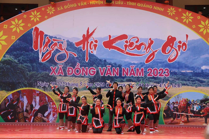 Performing traditional costumes at a festival held in Dong Van Commune, Binh Lieu District.