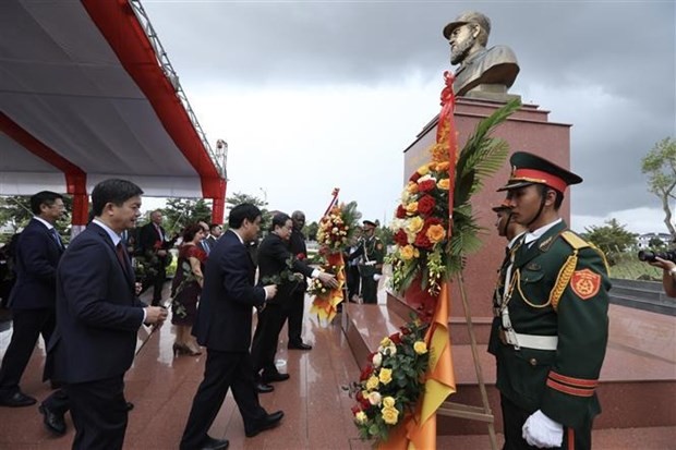 Vietnamese and Cuban leaders and officials offer flowers in remembrance of Cuban leader Fidel Castro at the Fidel Park in central Quang Tri province’s Dong Ha city. (Photo: VNA)