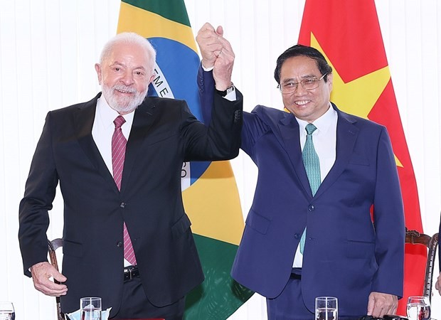 Prime Minister Pham Minh Chinh (R) and Brazilian President Luiz Inácio Lula da Silva (Photo: VNA)