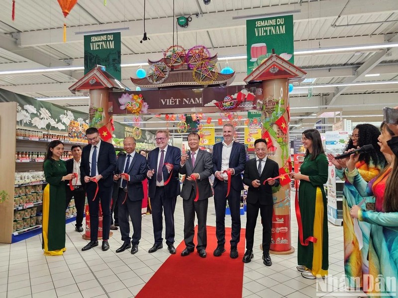 Vietnamese Deputy Minister of Industry and Trade Do Thang Hai and other delegates cut ribbons to kick off the Vietnamese goods week at Systeme U supermarket chain in Paris.