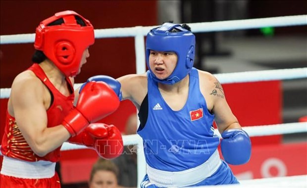 Boxer Luu Diem Quynh (right) secures a bronze for Vietnam (Photo: VNA)