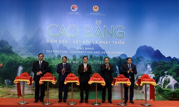 Delegates cut the ribbon to kick off the conference. (Photo: baocaobang.vn)