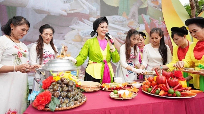 Introducing traditional cuisine at a culinary culture festival held in 2023. (Photo: Viet Dung)