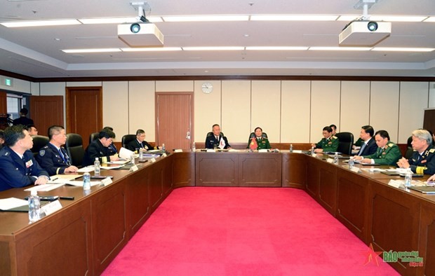 Senior Lieutenant General Nguyen Tan Cuong, Chief of the General Staff of the Vietnam People’s Army and Deputy Defence Minister, holds talks with General Yoshida Yoshihide, Chief of Staff of the Japan Self-Defence Forces Joint Staff in Japan on October 11. (Photo: qdnd.vn)