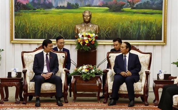 Standing member of the Lao People's Revolutionary Party Central Committee’s Secretariat Bounthong Chithmany (R) hosts First Secretary of the Ho Chi Minh Communist Youth Union Central Committee Bui Quang Huy in Vientiane on October 11 (Photo: VNA)