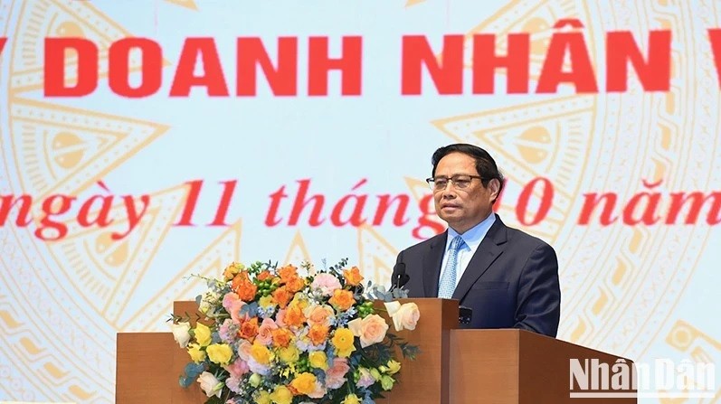 Prime Minister Pham Minh Chinh speaks at the meeting.